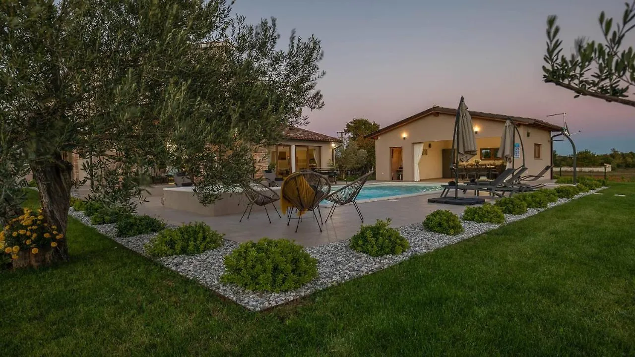 Wonderful Villa Mattuzzi With Private Pool Near The Town By Wiibuk Pula